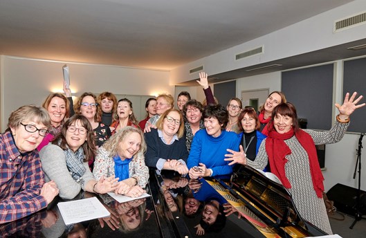 Jazz koor onder begeleiding van Annemarie Willems (helemaal rechts in beeld)